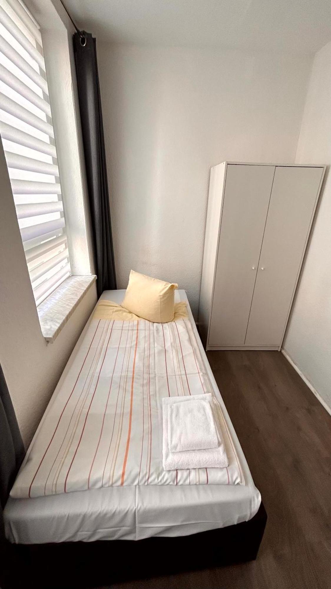 Modernes Apartment Mit 2 Schlafzimmern Und Privatparkplatz Nahe Innenstadt Neumuenster Exterior photo