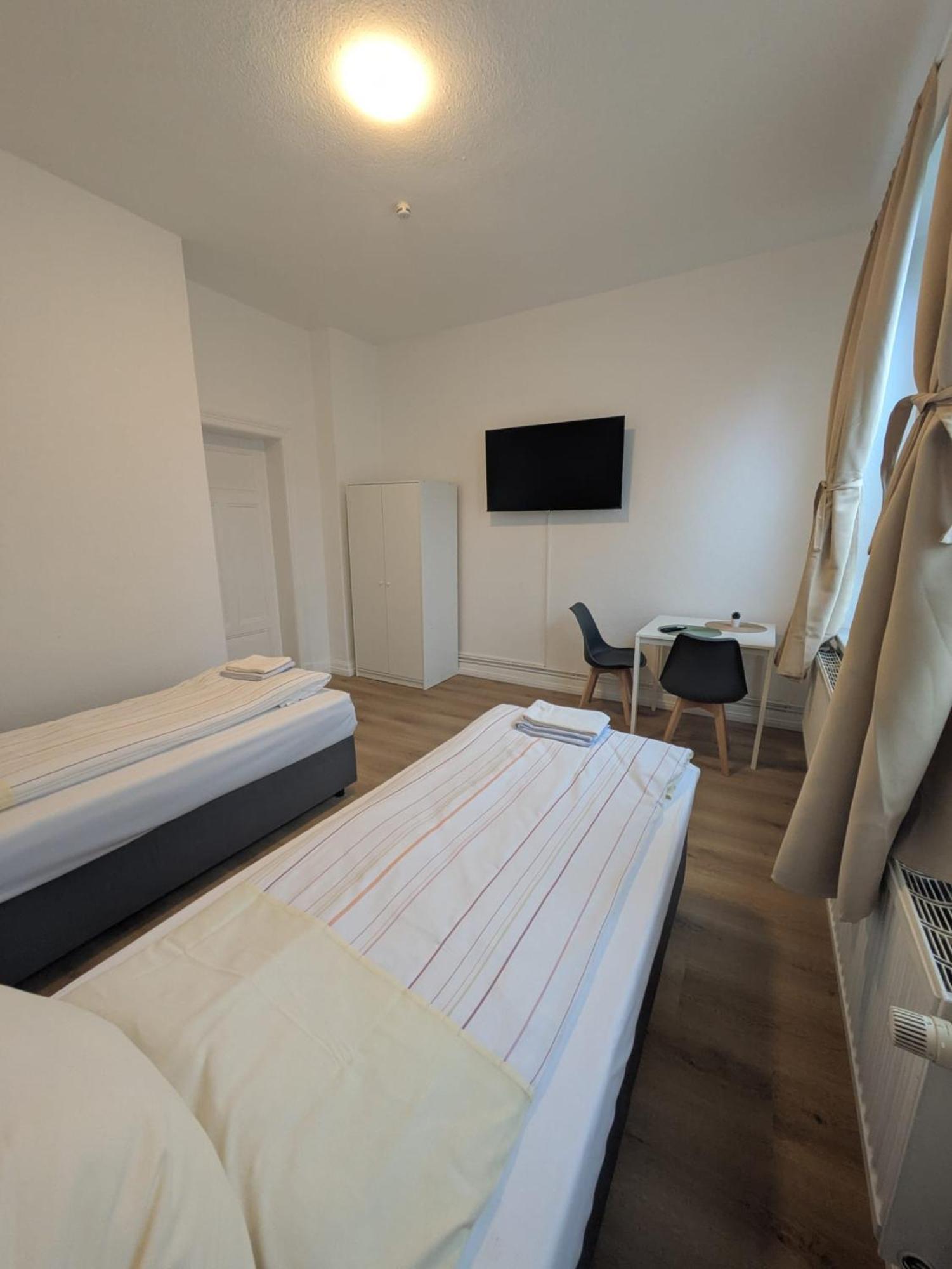 Modernes Apartment Mit 2 Schlafzimmern Und Privatparkplatz Nahe Innenstadt Neumuenster Exterior photo