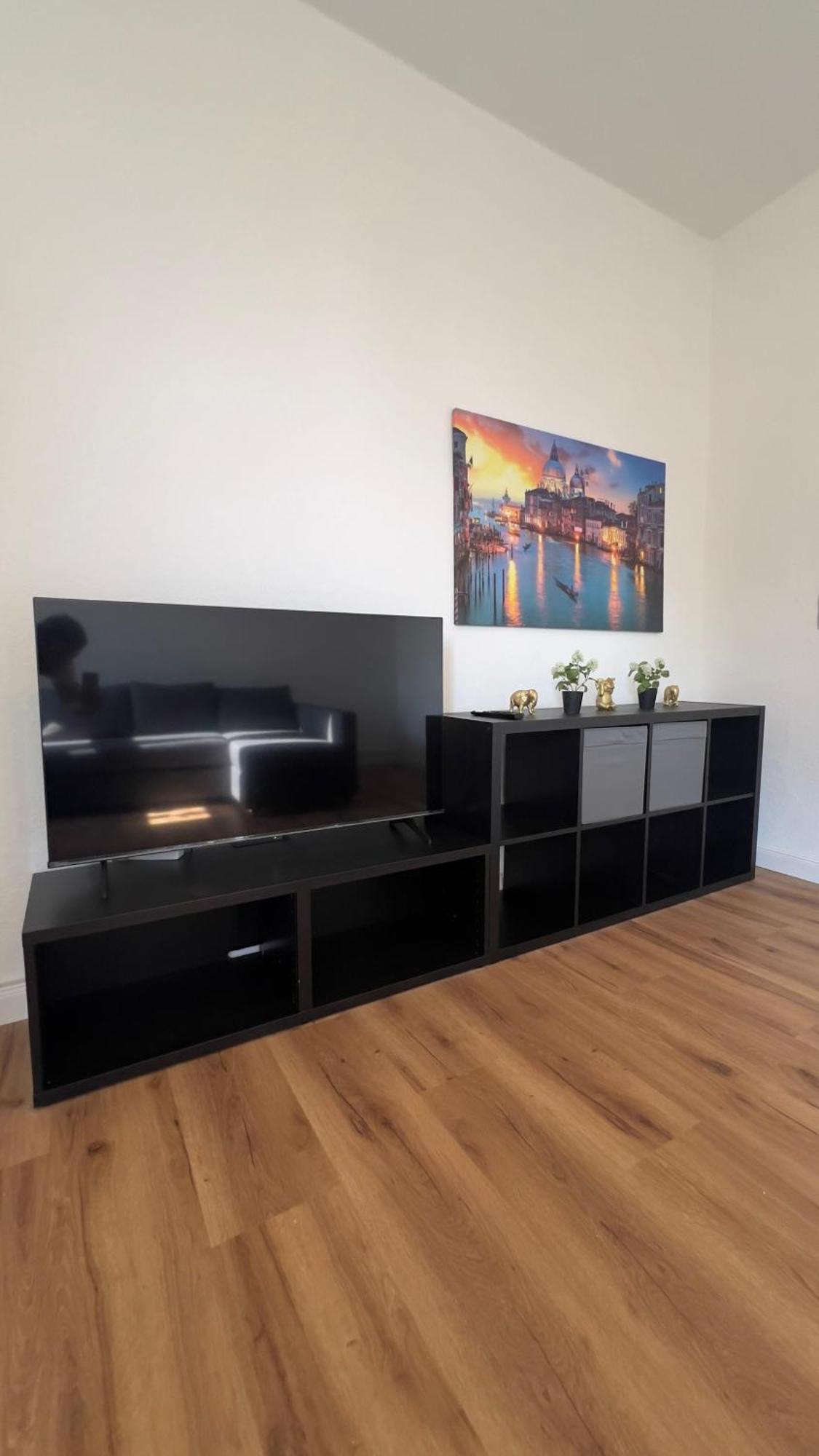 Modernes Apartment Mit 2 Schlafzimmern Und Privatparkplatz Nahe Innenstadt Neumuenster Exterior photo
