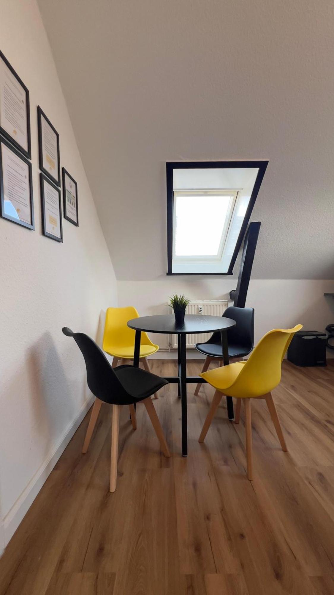 Modernes Apartment Mit 2 Schlafzimmern Und Privatparkplatz Nahe Innenstadt Neumuenster Exterior photo